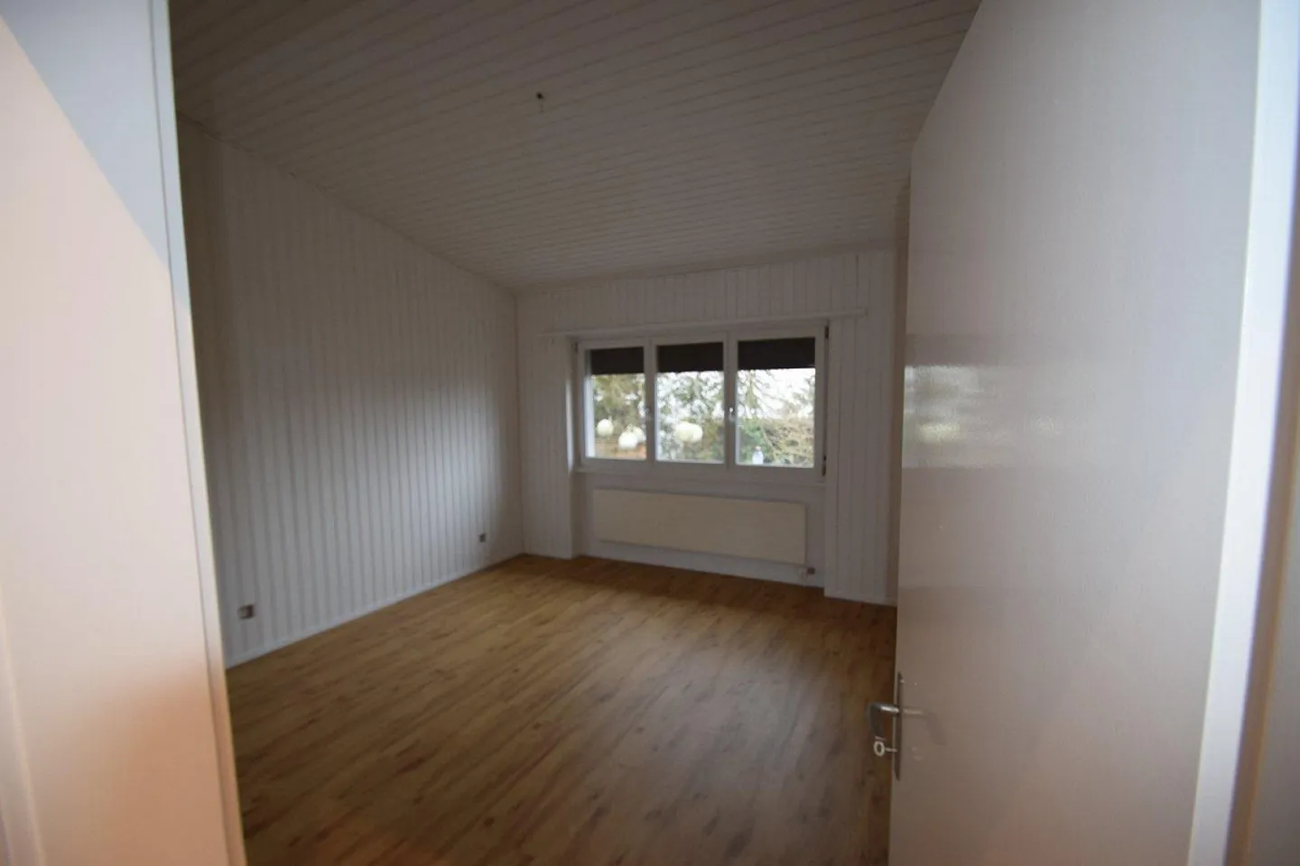 Affascinante casa unifamiliare di 6,5 stanze con giardino e vista sul Jura a Bösingen - Foto 8 di 13