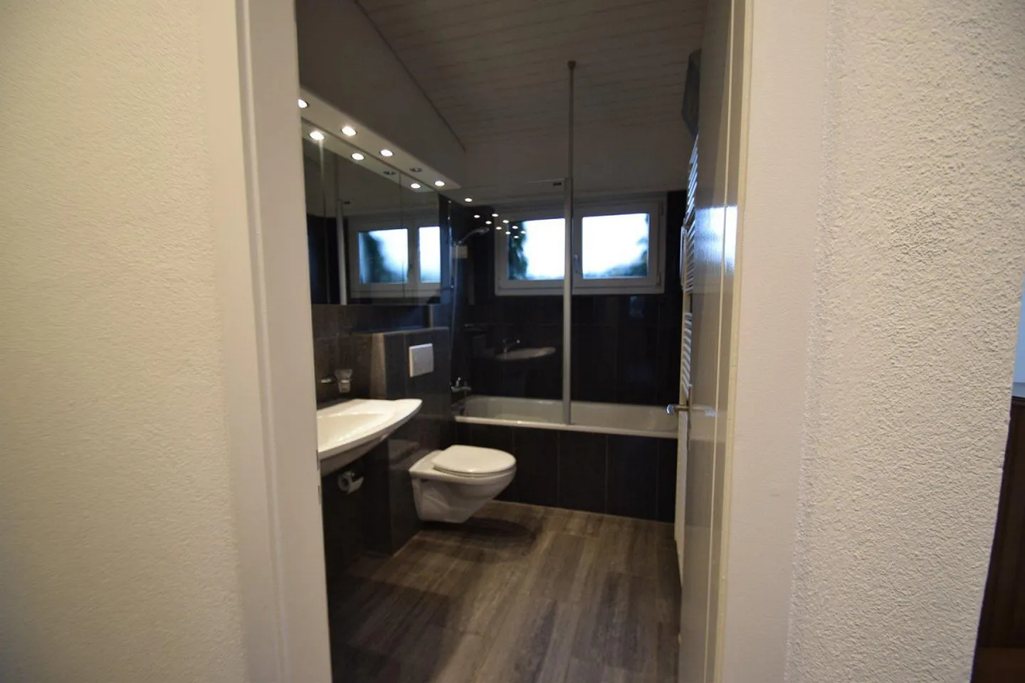 Affascinante casa unifamiliare di 6,5 stanze con giardino e vista sul Jura a Bösingen - Foto 9 di 13