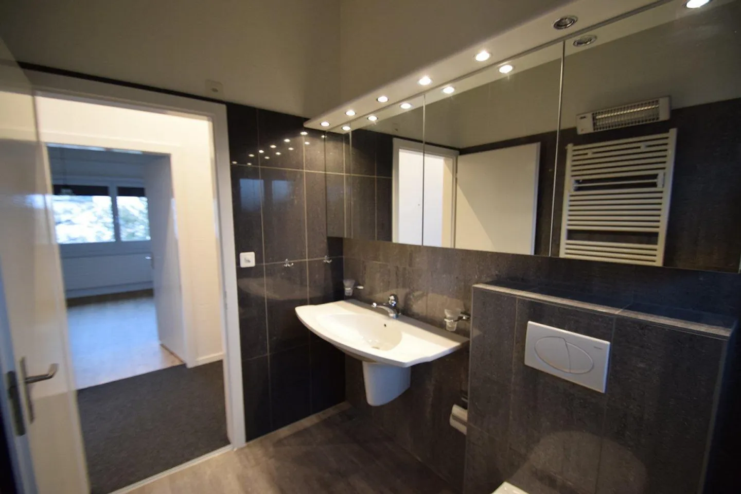 Affascinante casa unifamiliare di 6,5 stanze con giardino e vista sul Jura a Bösingen - Foto 10 di 13