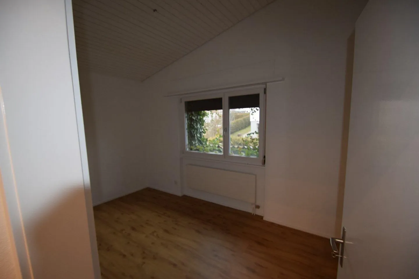 Affascinante casa unifamiliare di 6,5 stanze con giardino e vista sul Jura a Bösingen - Foto 11 di 13