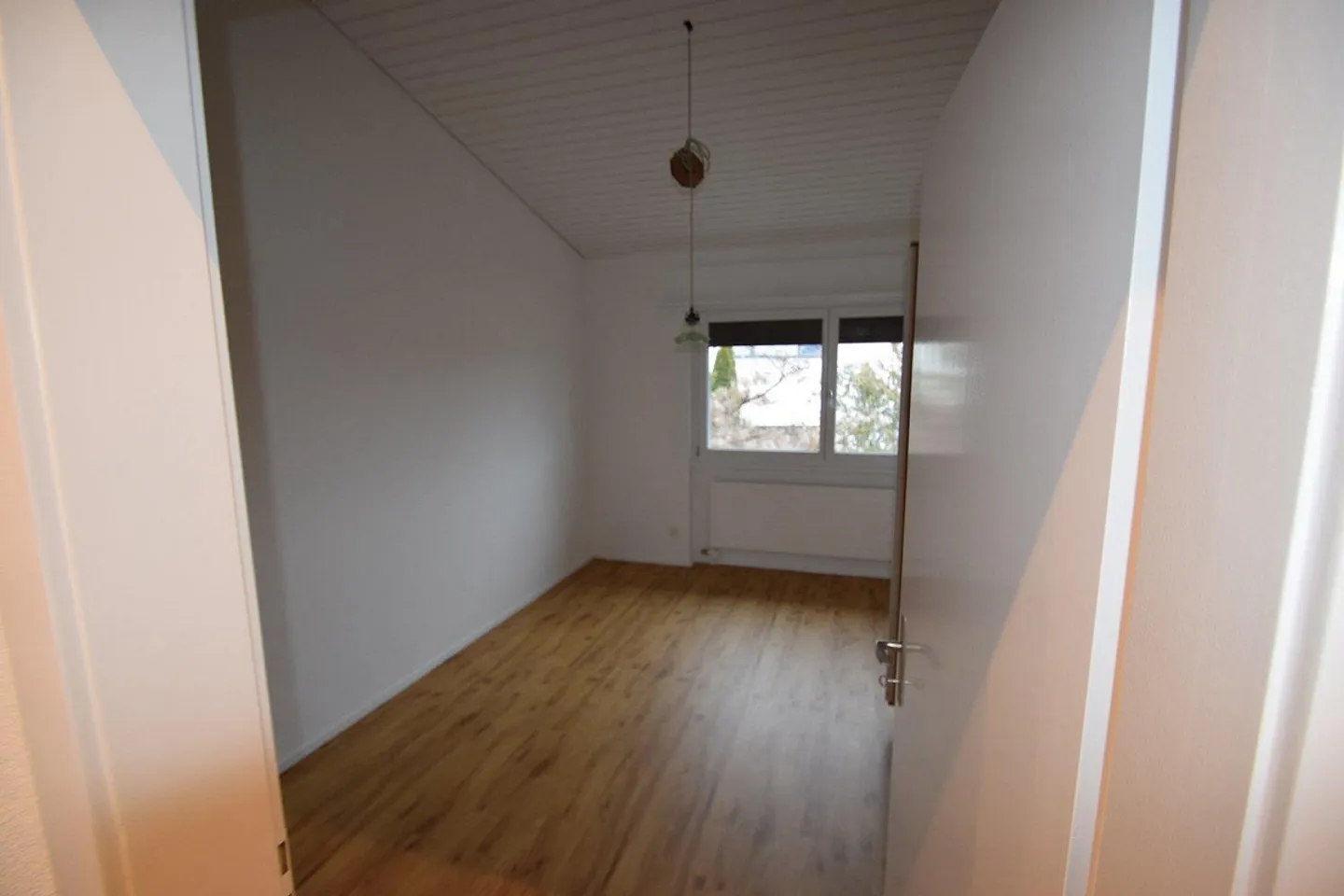 Affascinante casa unifamiliare di 6,5 stanze con giardino e vista sul Jura a Bösingen - Foto 12 di 13