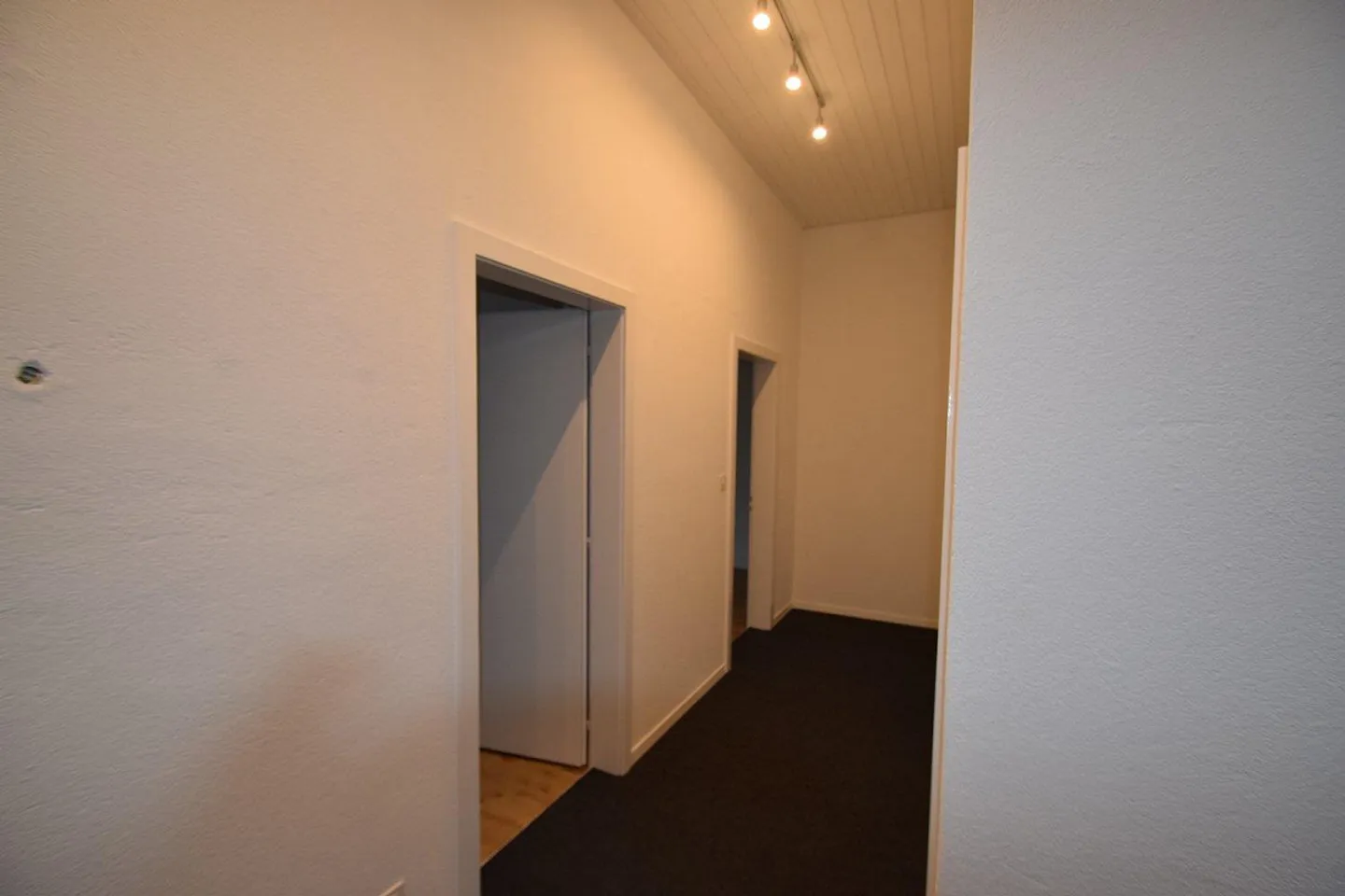 Affascinante casa unifamiliare di 6,5 stanze con giardino e vista sul Jura a Bösingen - Foto 5 di 13