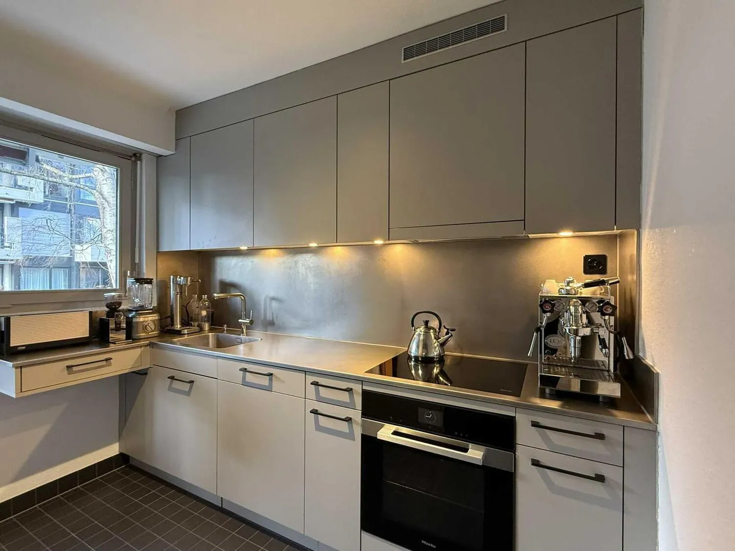 Spacious apartment with garden access - Photo 3 of 8