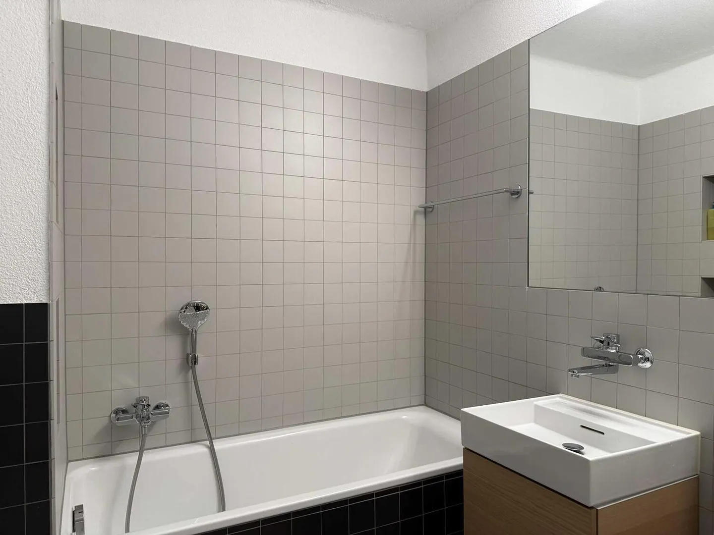 Spacious apartment with garden access - Photo 5 of 8