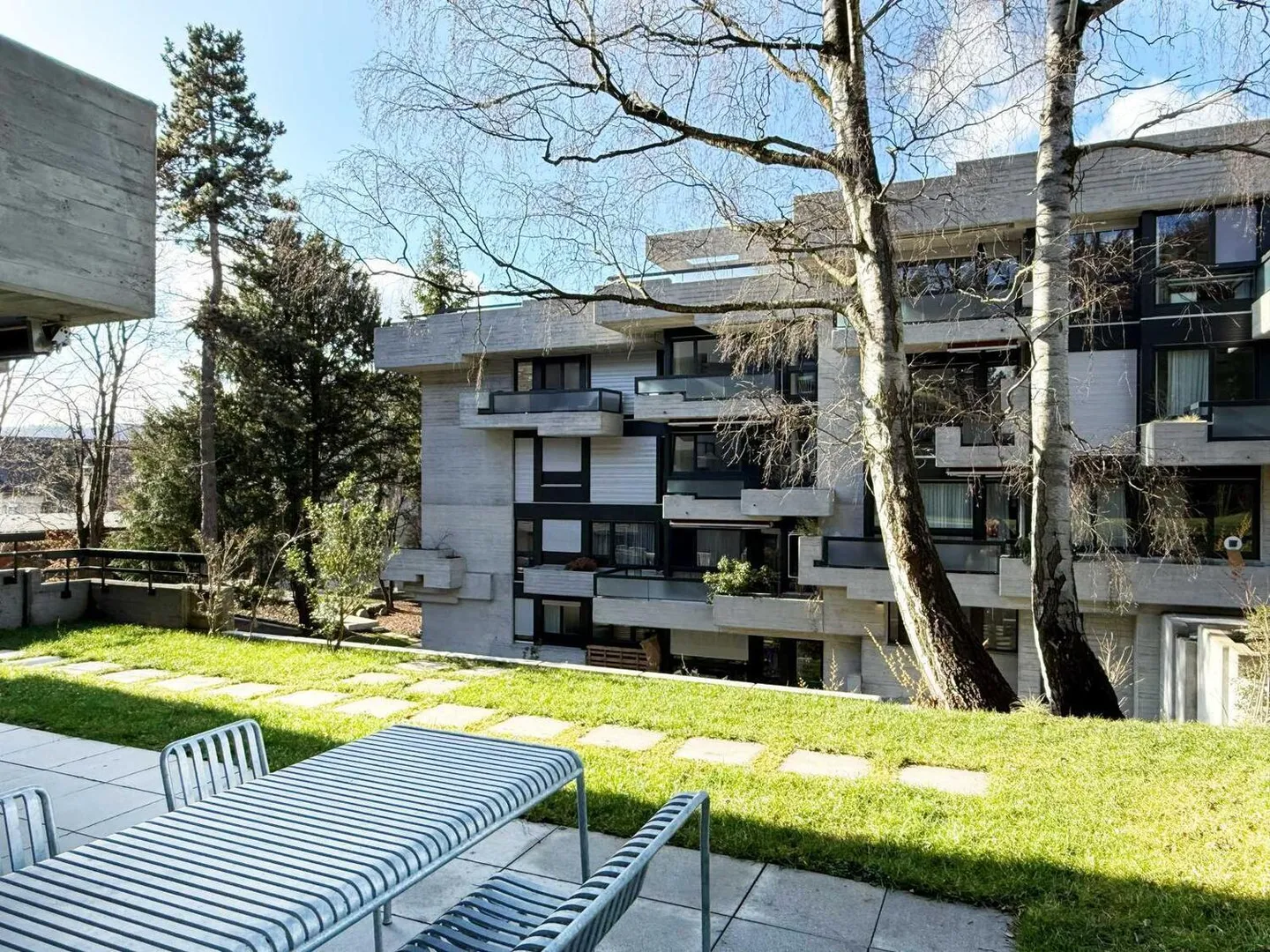 Spacious apartment with garden access - Photo 2 of 8