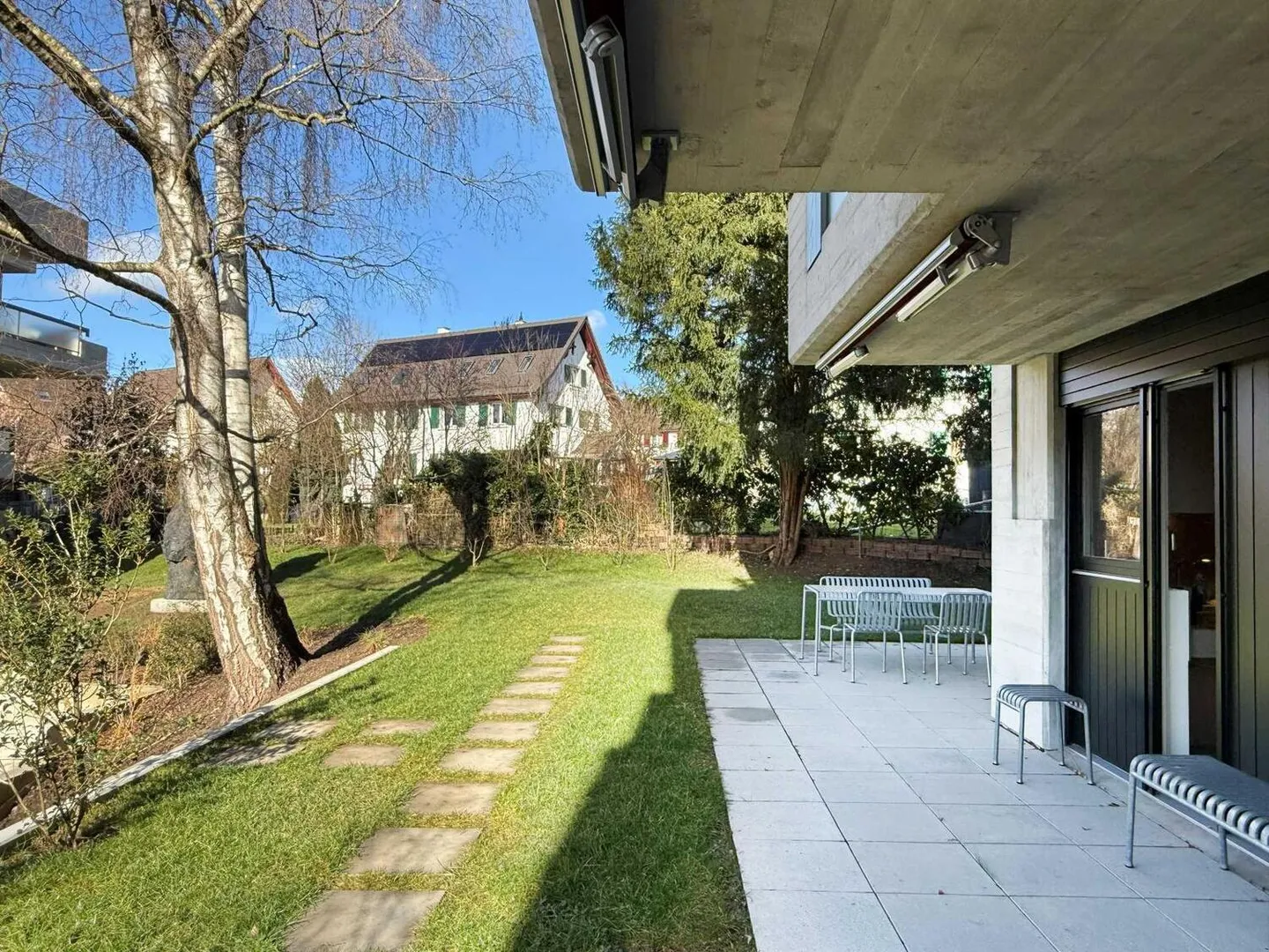 Spacious apartment with garden access - Photo 7 of 8