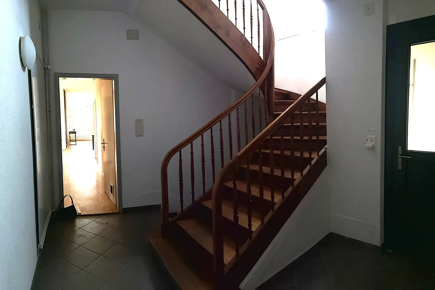 Belle maison individuelle ou plurifamiliale avec garage, places de parking, terrasses, jardin - Photo 15 sur 45