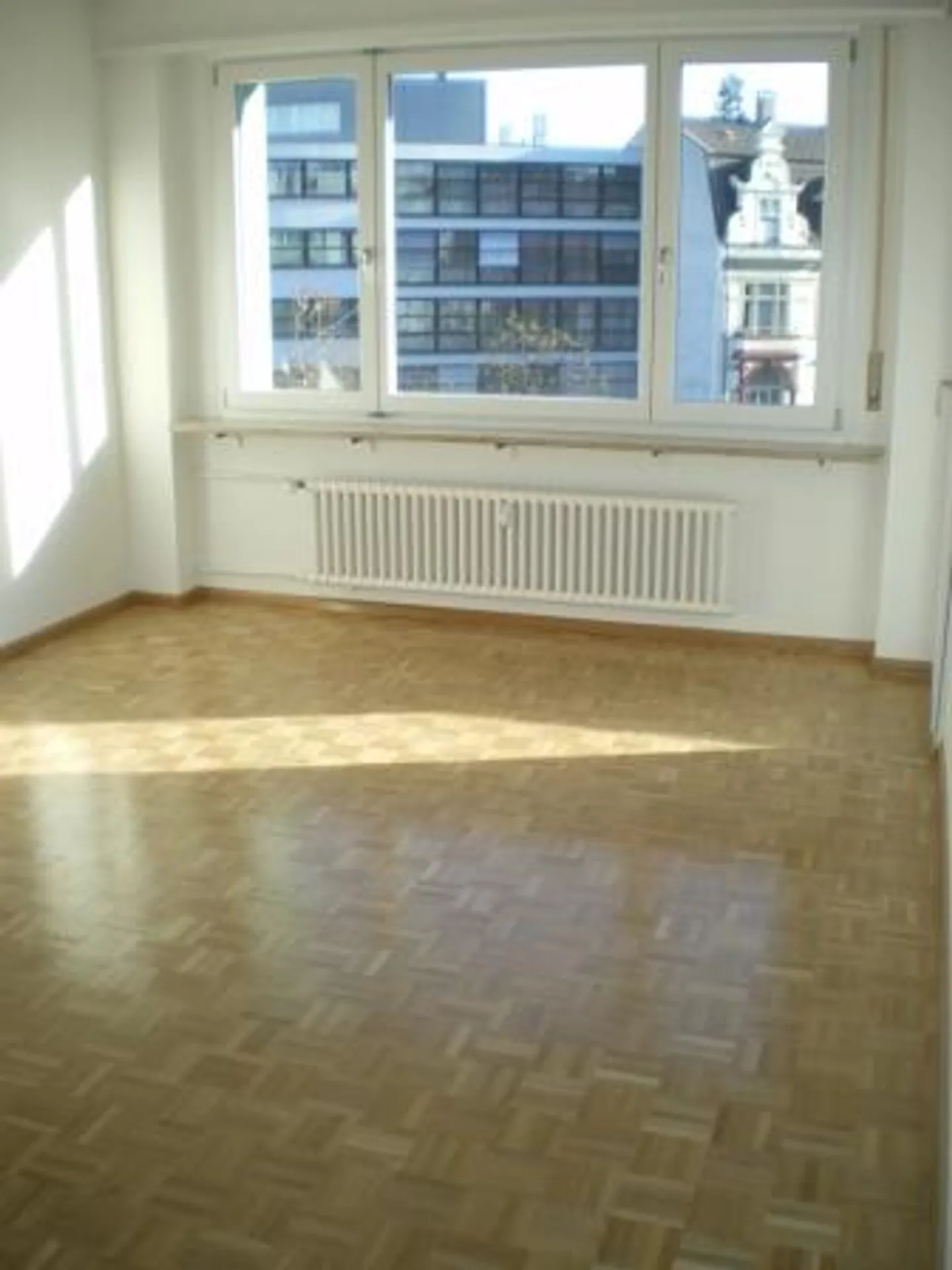 Apartment for rent - Photo 3 of 4