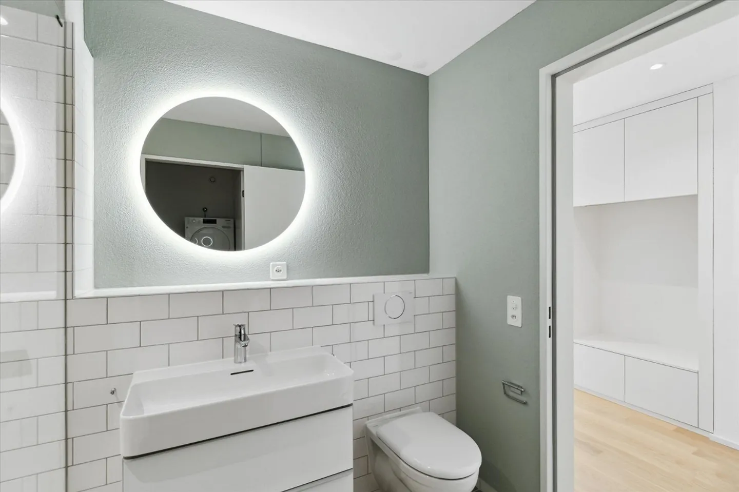 Top modern bright apartment! - Photo 5 of 9