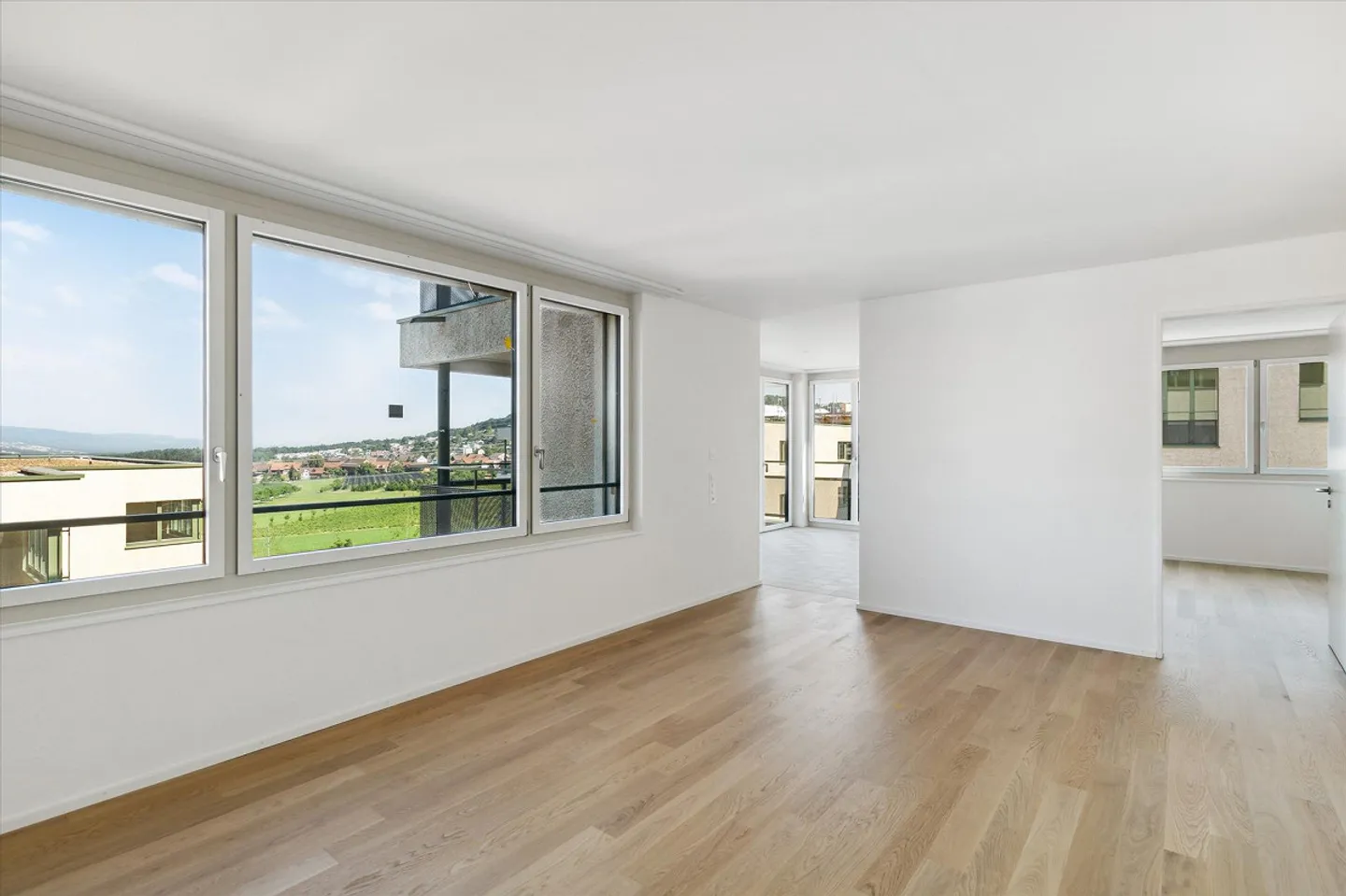 Top modern bright apartment! - Photo 2 of 9