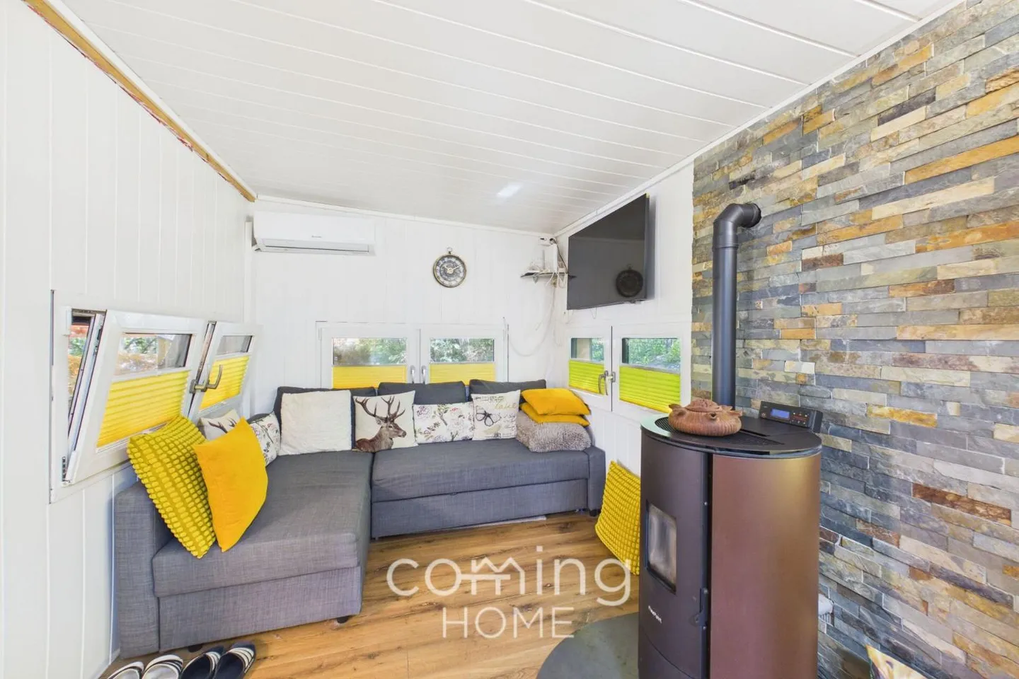 Modern Mobile Home with Garden - Photo 4 of 13