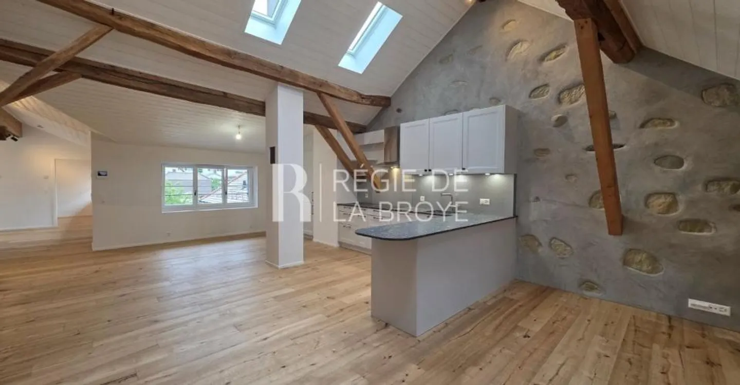 Spacious 3.5 rooms in the attic - Photo 2 of 11