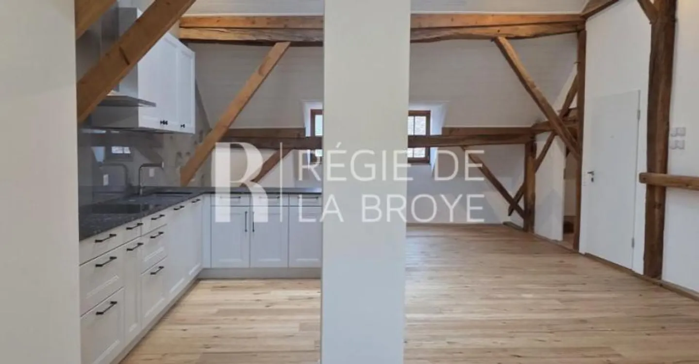 Spacious 3.5 rooms in the attic - Photo 3 of 11