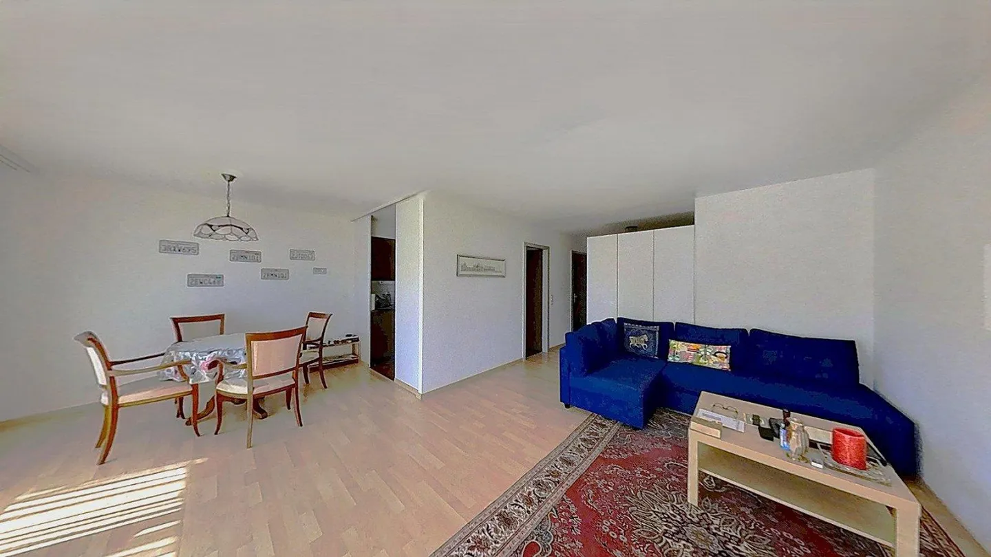 AgentSelly - Bright 2.5-Room Apartment with Great Potential - Photo 3 of 13