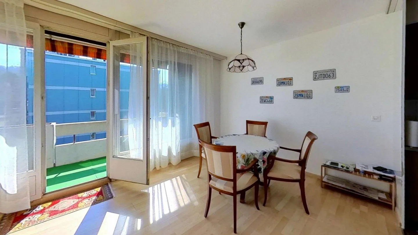 AgentSelly - Bright 2.5-Room Apartment with Great Potential - Photo 5 of 13