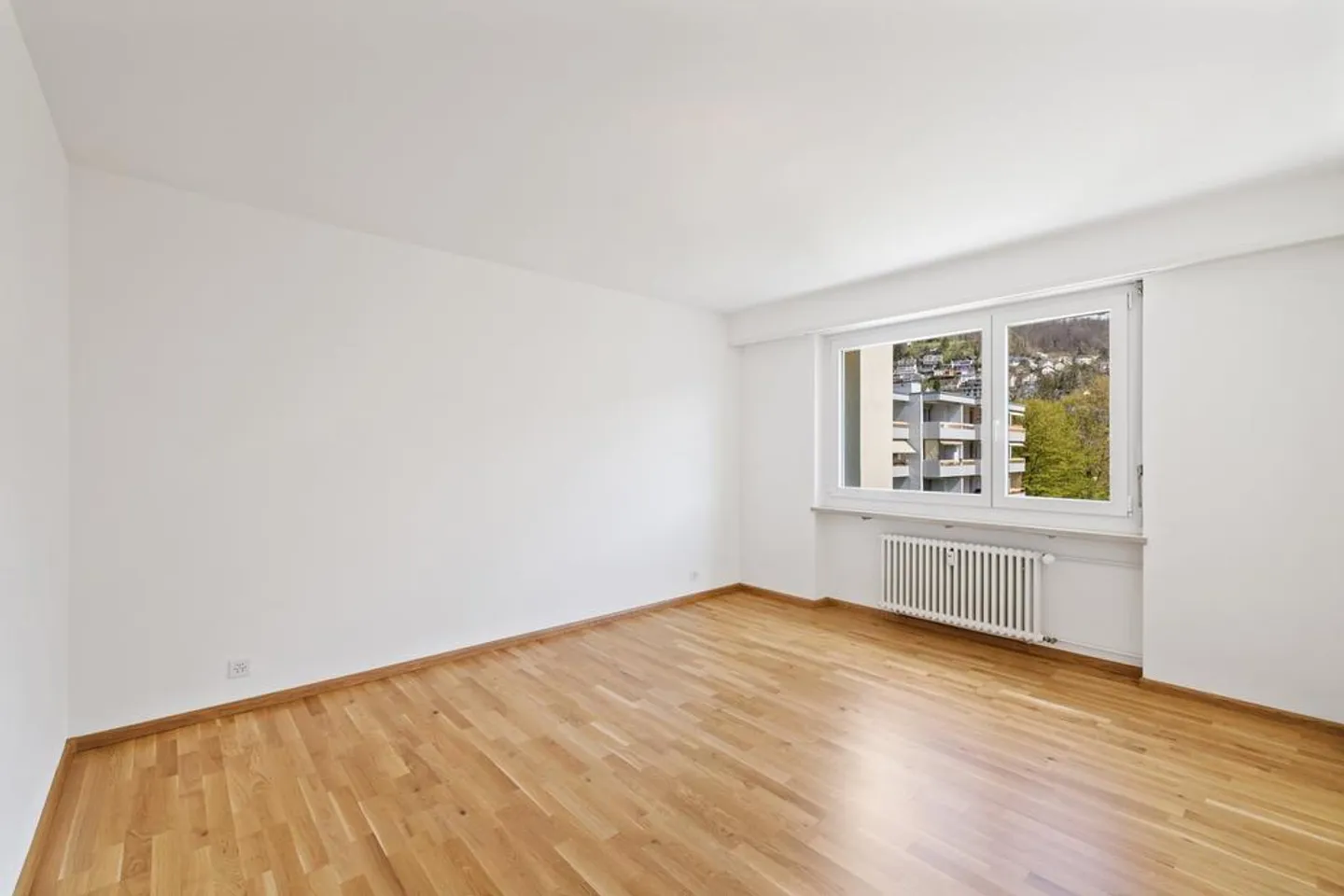 Apartment with a View of the Green - Photo 5 of 7