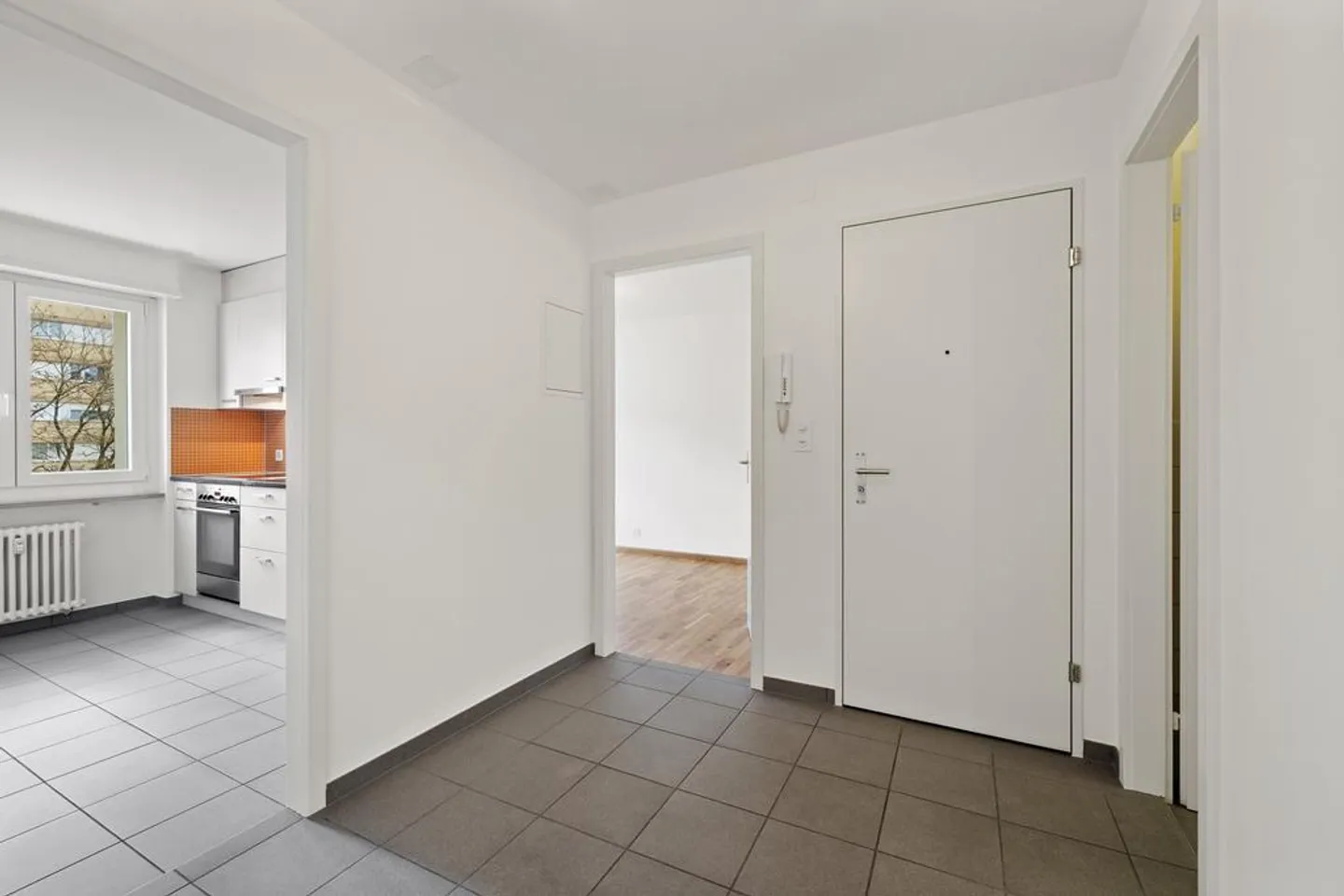 Apartment with a View of the Green - Photo 6 of 7