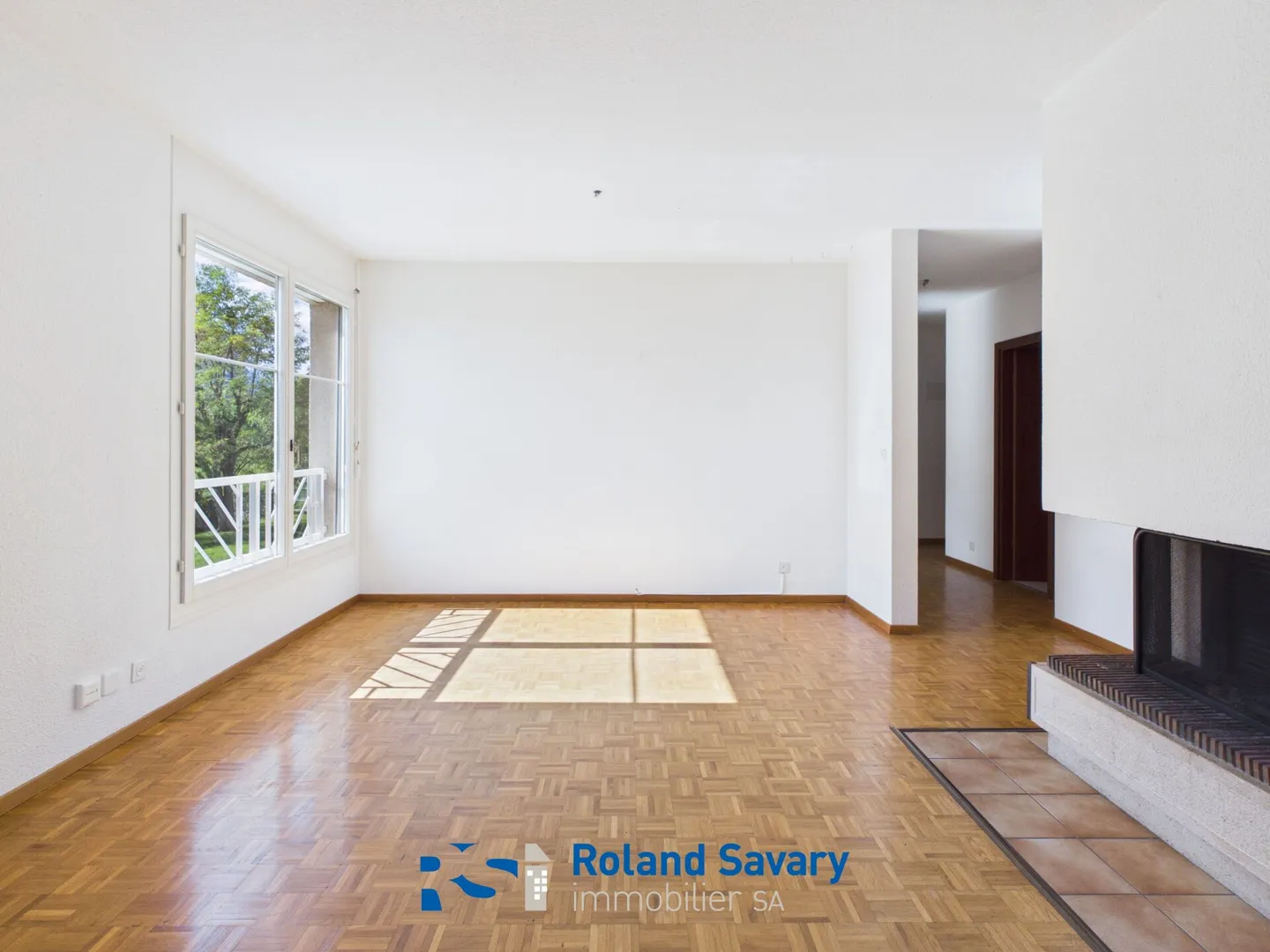 Gland - 2,5 stanze con balcone e 2 posti auto - Foto 1 di 7