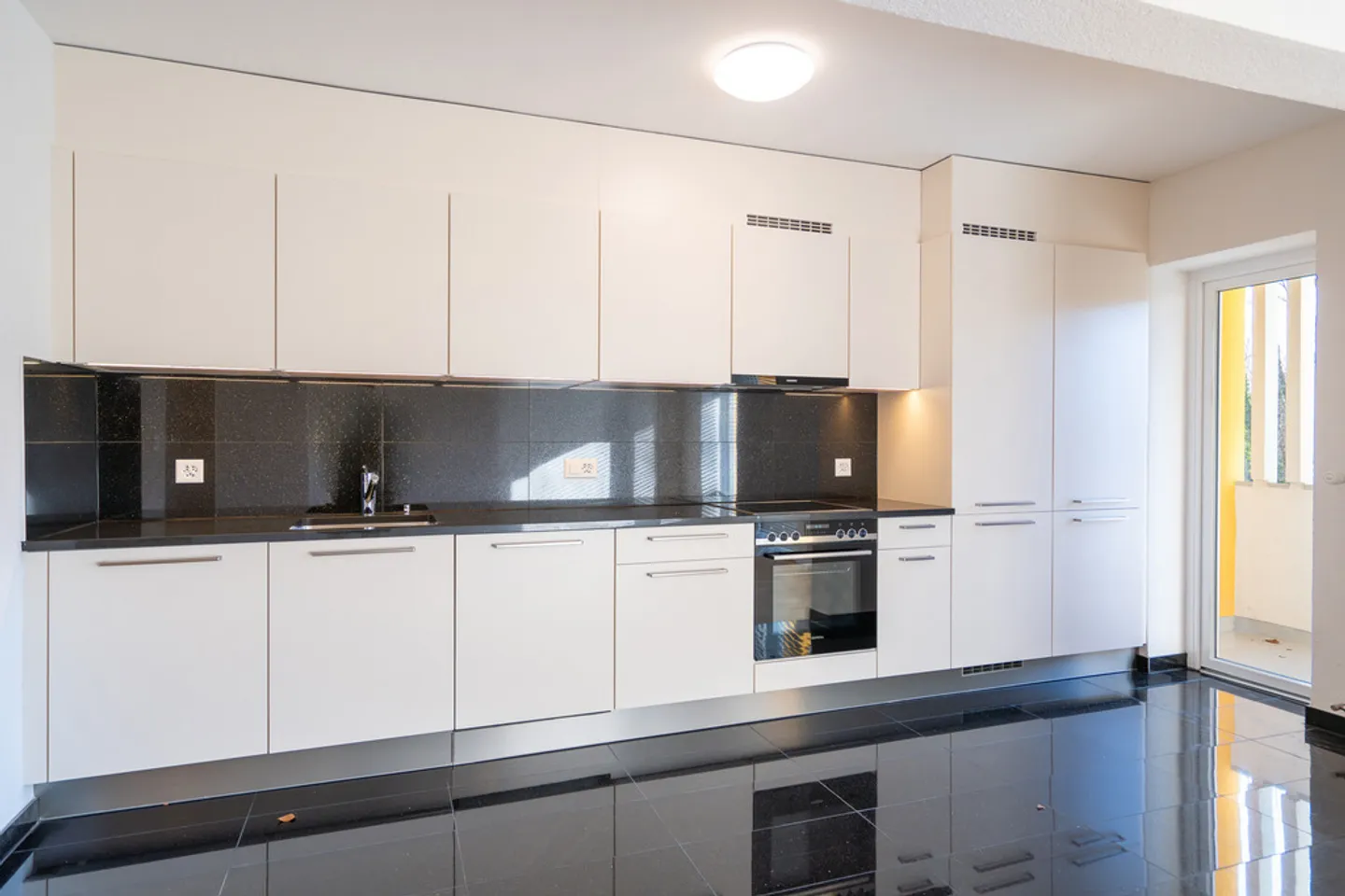 Splendid 3-room apartment - NEW - Photo 2 of 9