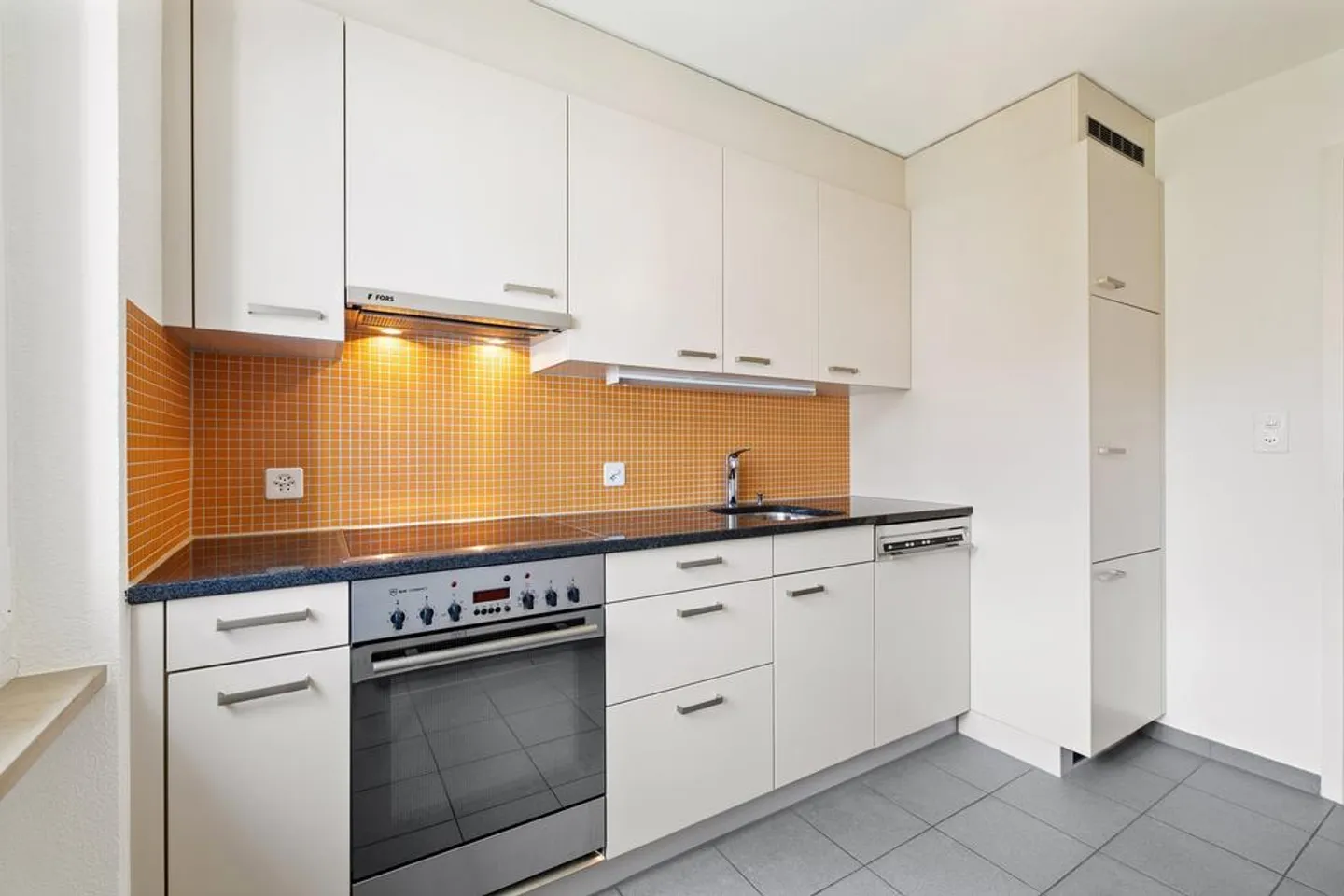 Apartment with a View of the Green - Photo 3 of 7