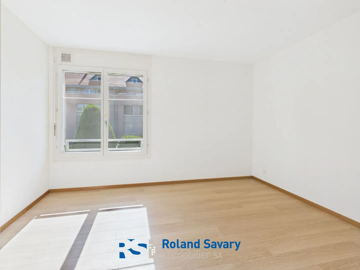 Gland - 2,5 stanze con balcone e 2 posti auto - Foto 2 di 7