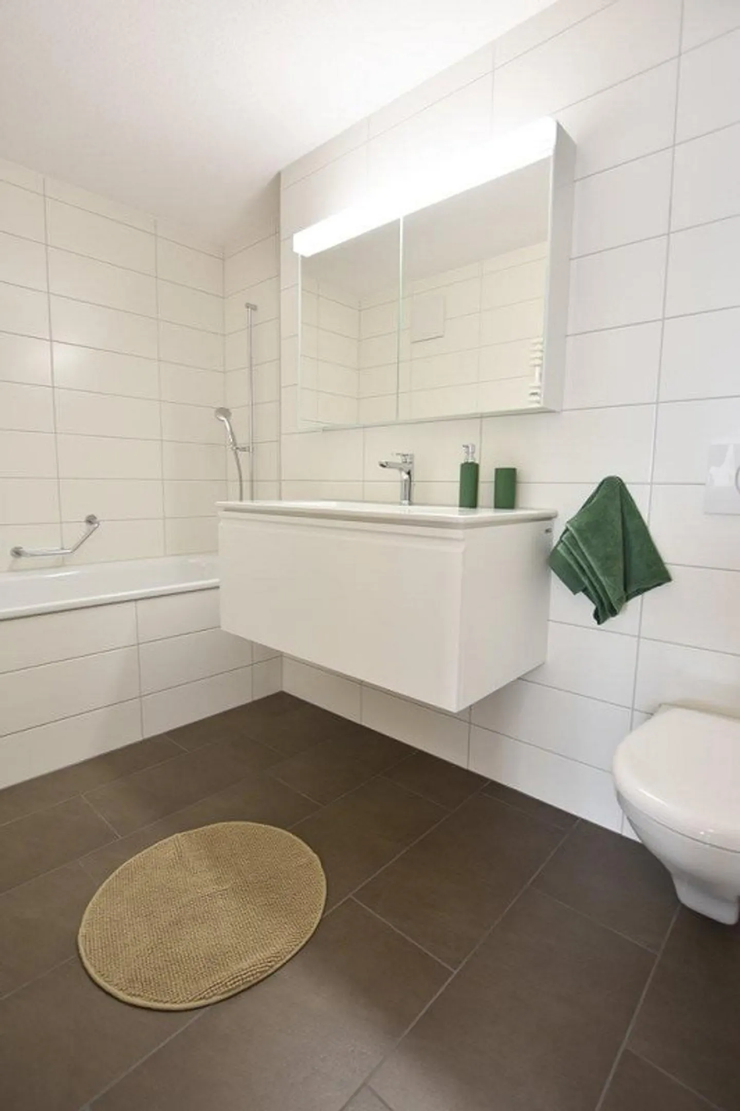 Spacious and modern apartment seeks new tenants! - Photo 7 of 8