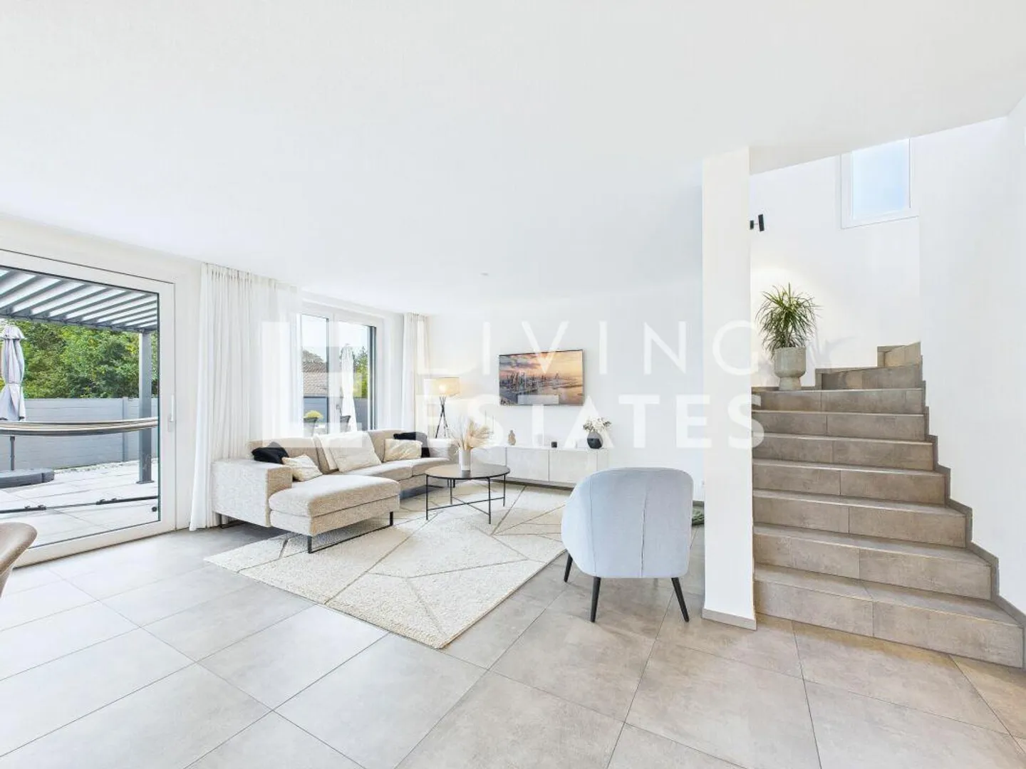 Rêve de Famille de Classe Supérieure - Photo 3 sur 16