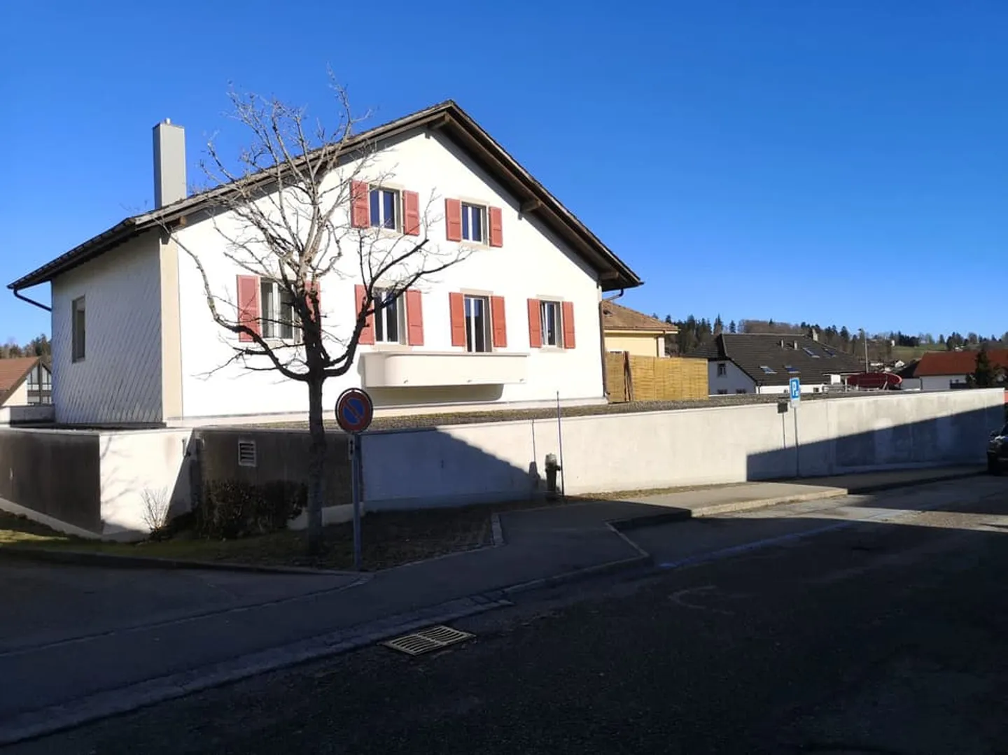 For sale building with large multipurpose area, 3 parking spaces, 2 apartments - Photo 3 of 13