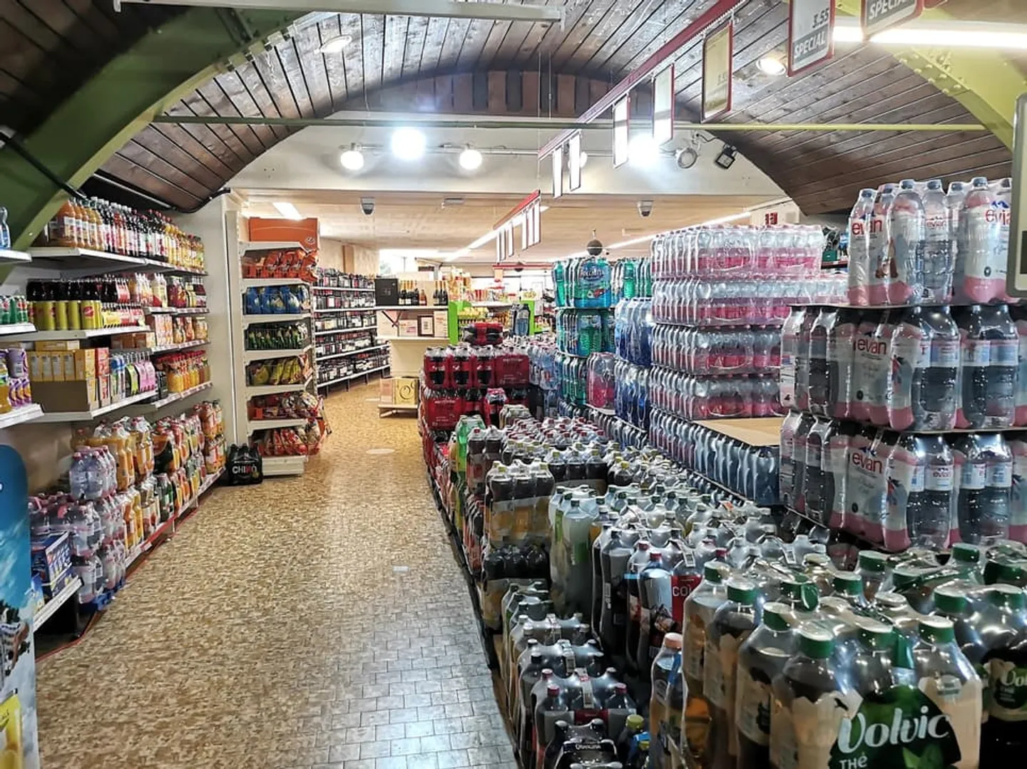 For sale building with large multipurpose area, 3 parking spaces, 2 apartments - Photo 7 of 13