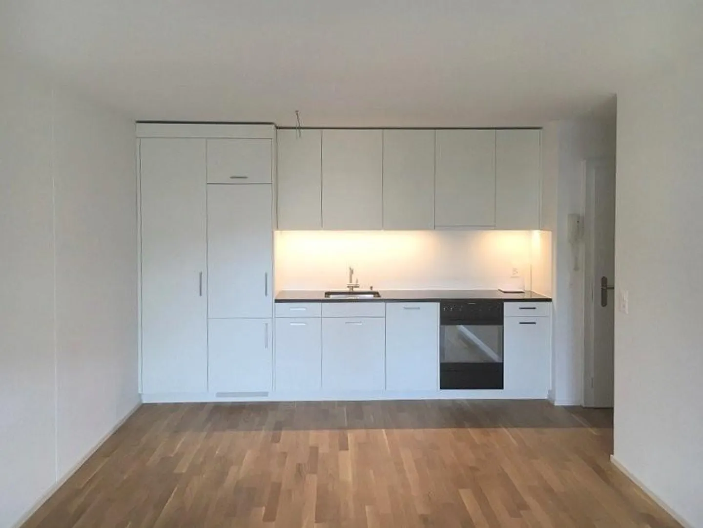 Appartement moderne de 2,5 pièces avec balcon dans un emplacement central - Photo 2 sur 6
