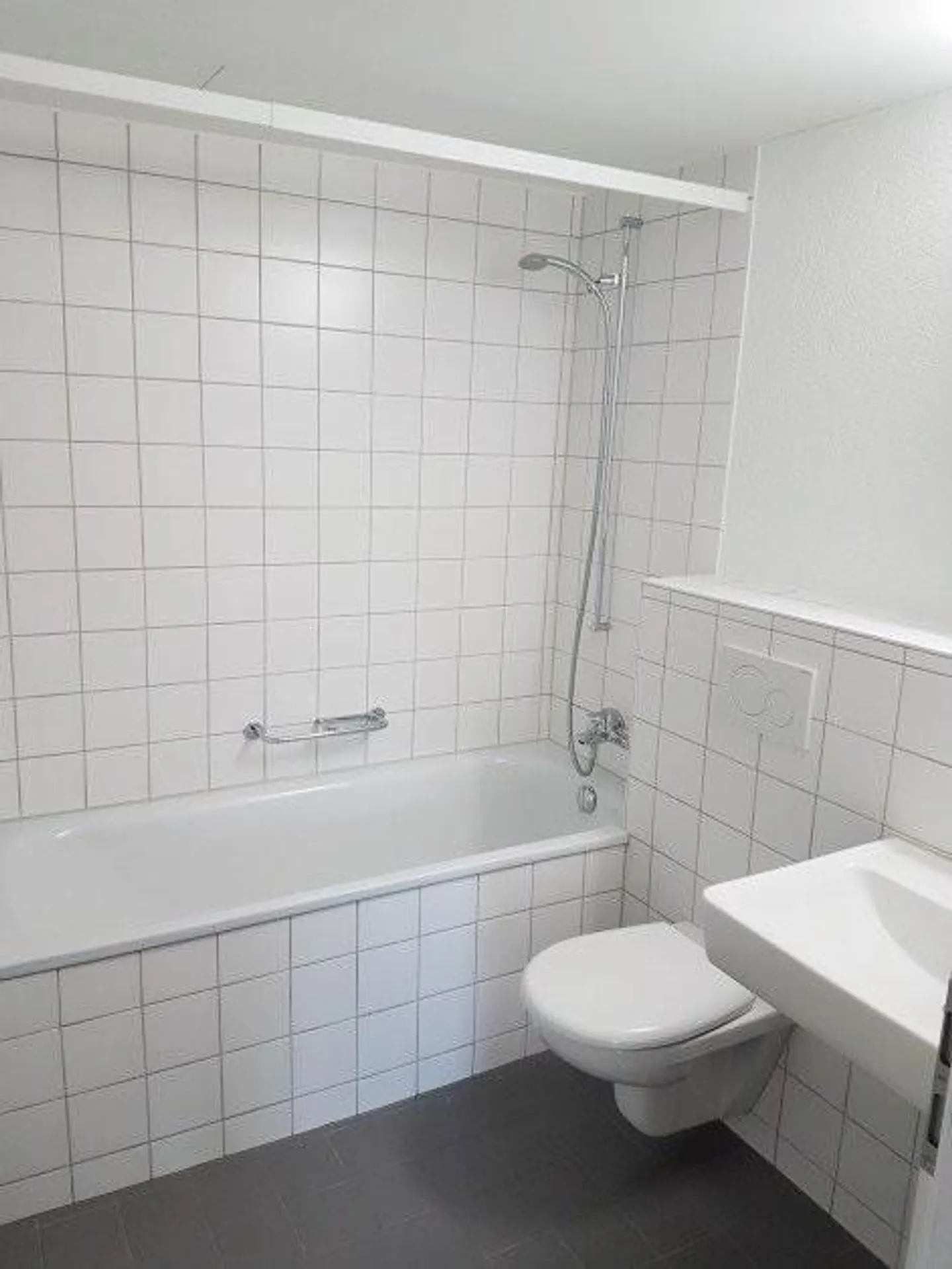 Appartement moderne de 2,5 pièces avec balcon dans un emplacement central - Photo 5 sur 6