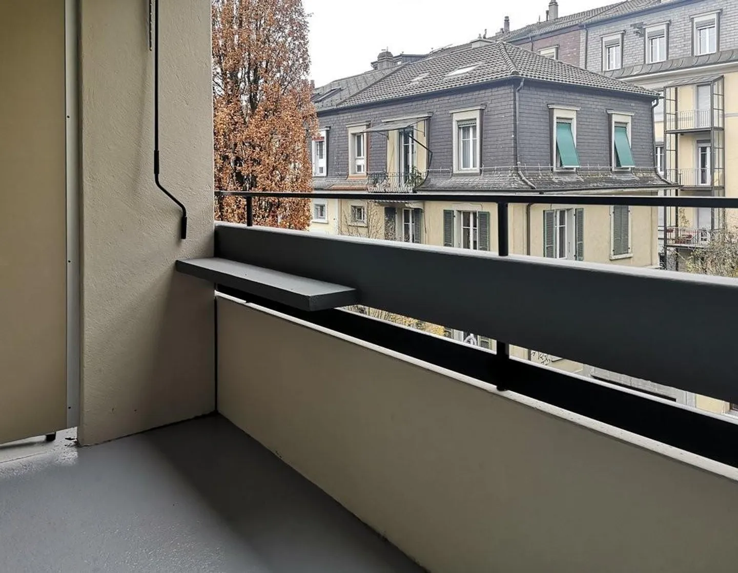 Appartement moderne de 2,5 pièces avec balcon dans un emplacement central - Photo 6 sur 6