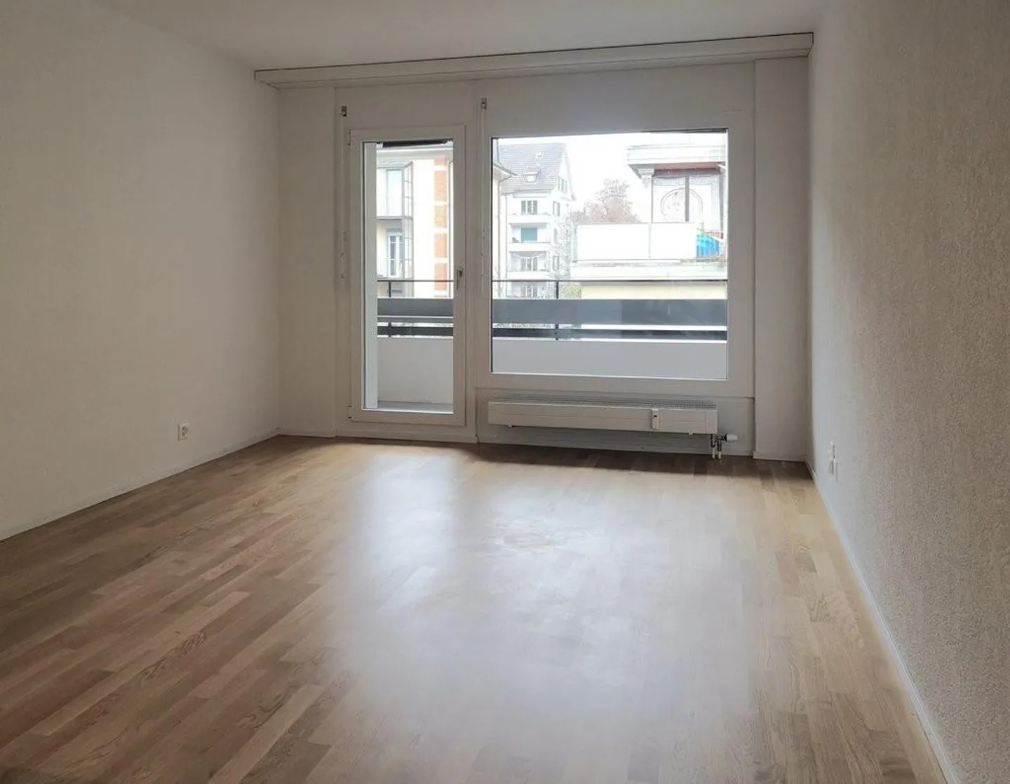 Appartement moderne de 2,5 pièces avec balcon dans un emplacement central - Photo 3 sur 6