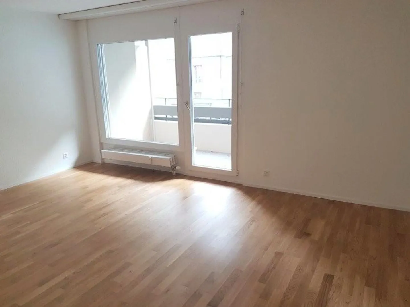 Appartement moderne de 2,5 pièces avec balcon dans un emplacement central - Photo 4 sur 6