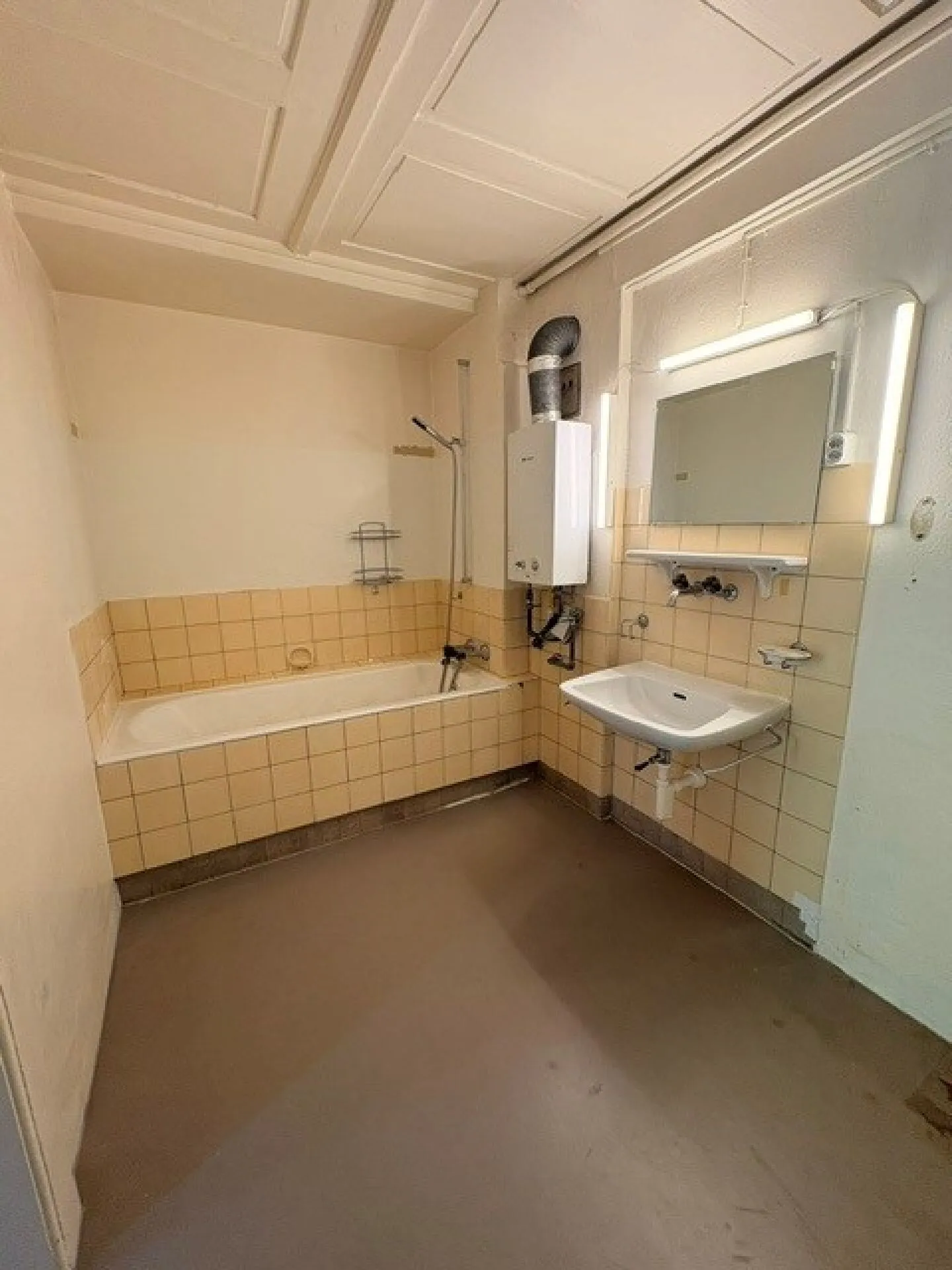 Temporary 5-Room Old Building Apartment Directly at Klusplatz! - Photo 1 of 9