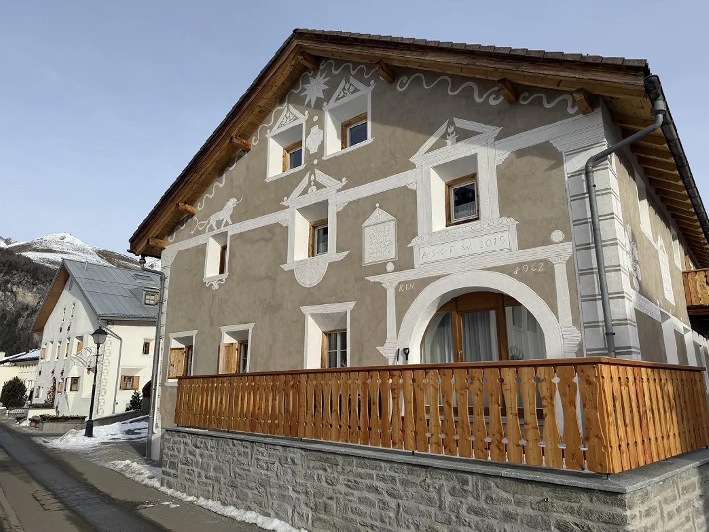 Bellissimo appartamento mansardato di 3,5 stanze a La Punt Chamues-ch con terrazza - Foto 1 di 7