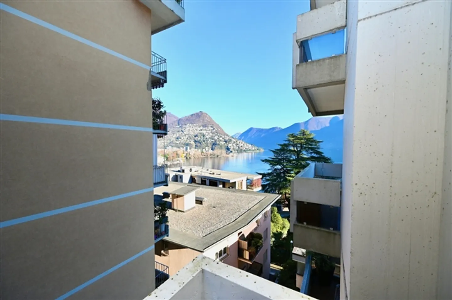 Elegant apartment with breathtaking lake view in Lugano - Photo 11 of 14