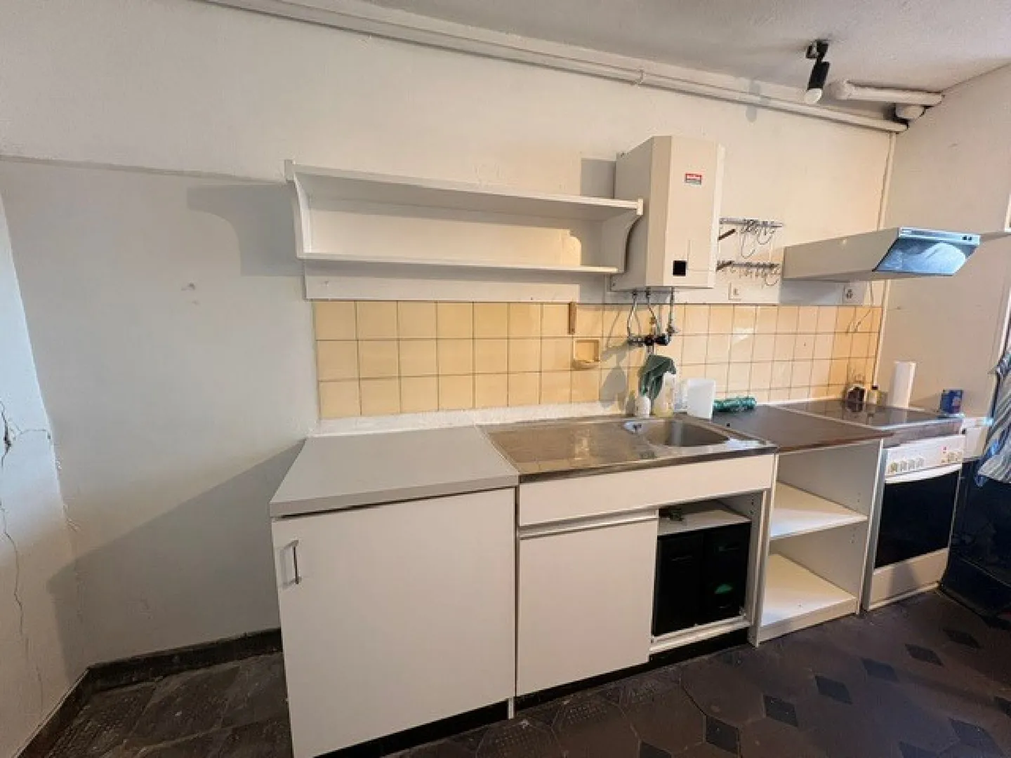 Temporary 5-Room Old Building Apartment Directly at Klusplatz! - Photo 2 of 9