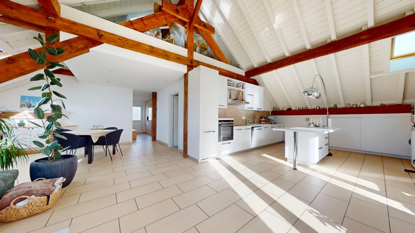 Appartement en penthouse lumineux de 3½ pièces avec vue à 180 degrés sur le lac de Neuchâtel ! - Photo 1 sur 13