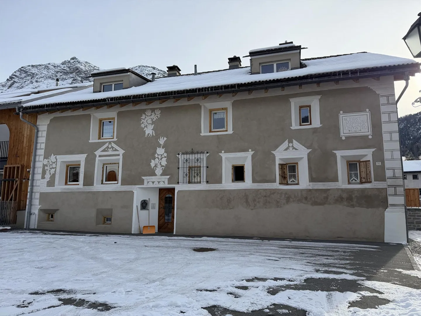 Bellissimo appartamento mansardato di 3,5 stanze a La Punt Chamues-ch con terrazza - Foto 2 di 7