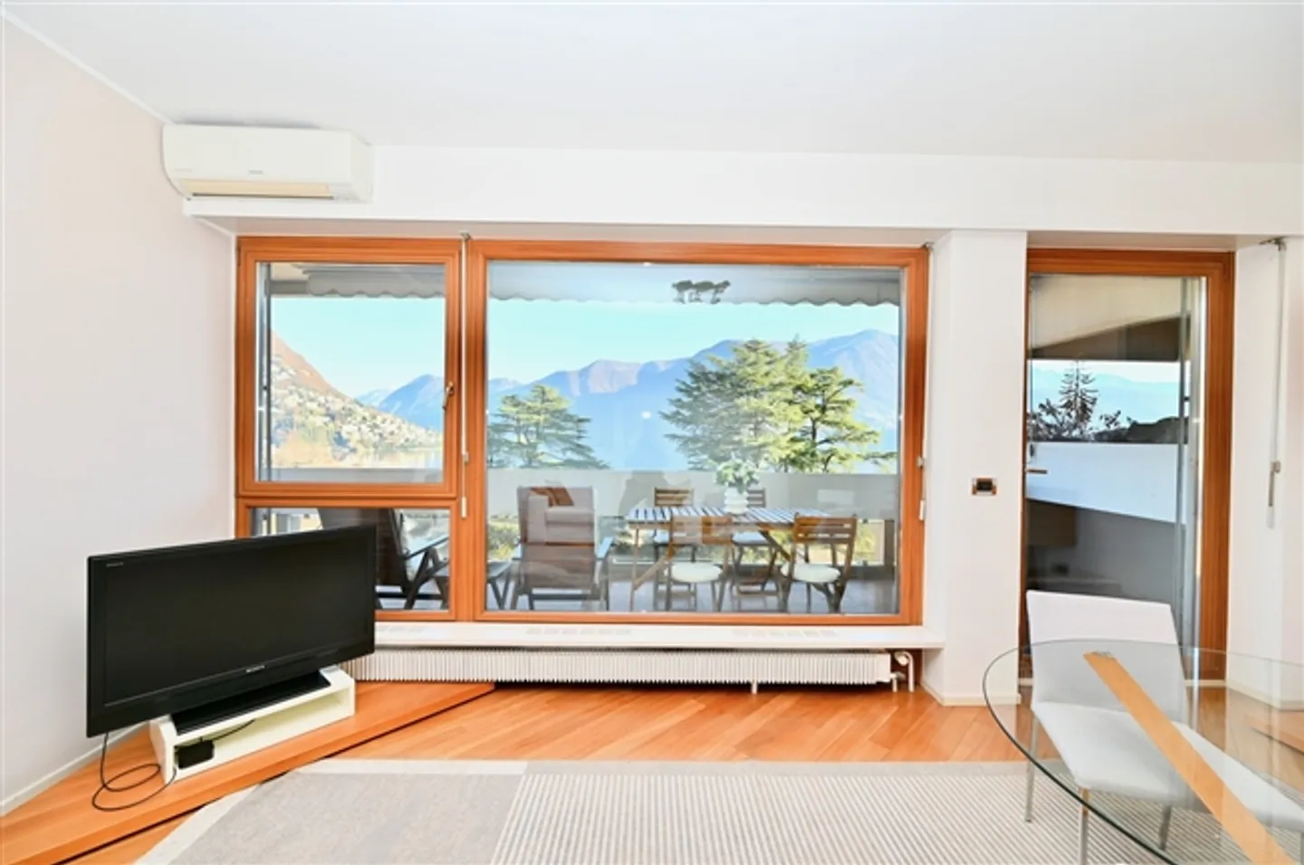 Elegant apartment with breathtaking lake view in Lugano - Photo 4 of 14