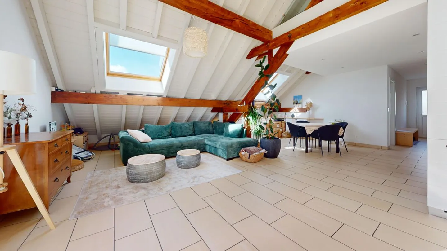 Appartement en penthouse lumineux de 3½ pièces avec vue à 180 degrés sur le lac de Neuchâtel ! - Photo 4 sur 13