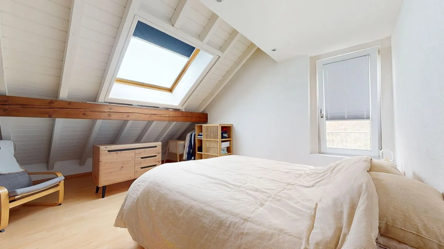 Appartement en penthouse lumineux de 3½ pièces avec vue à 180 degrés sur le lac de Neuchâtel ! - Photo 7 sur 13