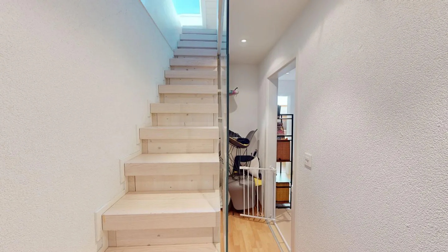 Appartement en penthouse lumineux de 3½ pièces avec vue à 180 degrés sur le lac de Neuchâtel ! - Photo 12 sur 13