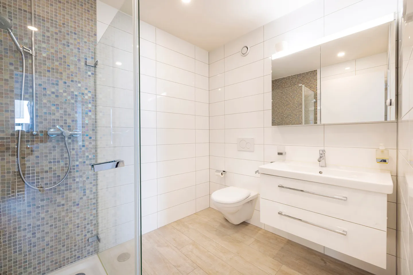 Posizione ideale! Appartamento di 4,5 locali con vista lago - Foto 11 di 19