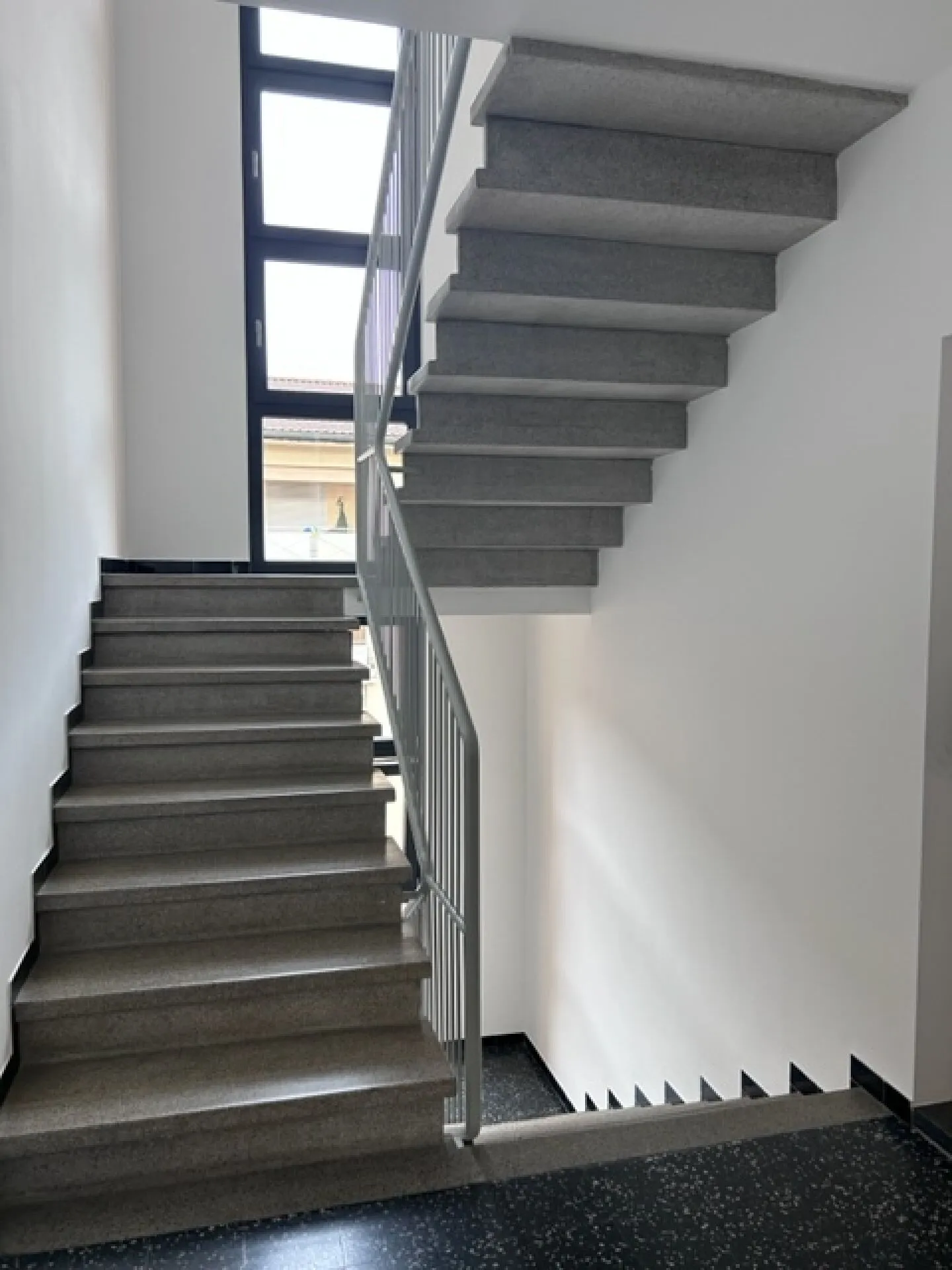 LUMINOSO E SPAZIOSO APPARTAMENTO DI 4.5 LOCALI COMPLETAMENTE RISTRUTTURATO - Foto 5 di 33