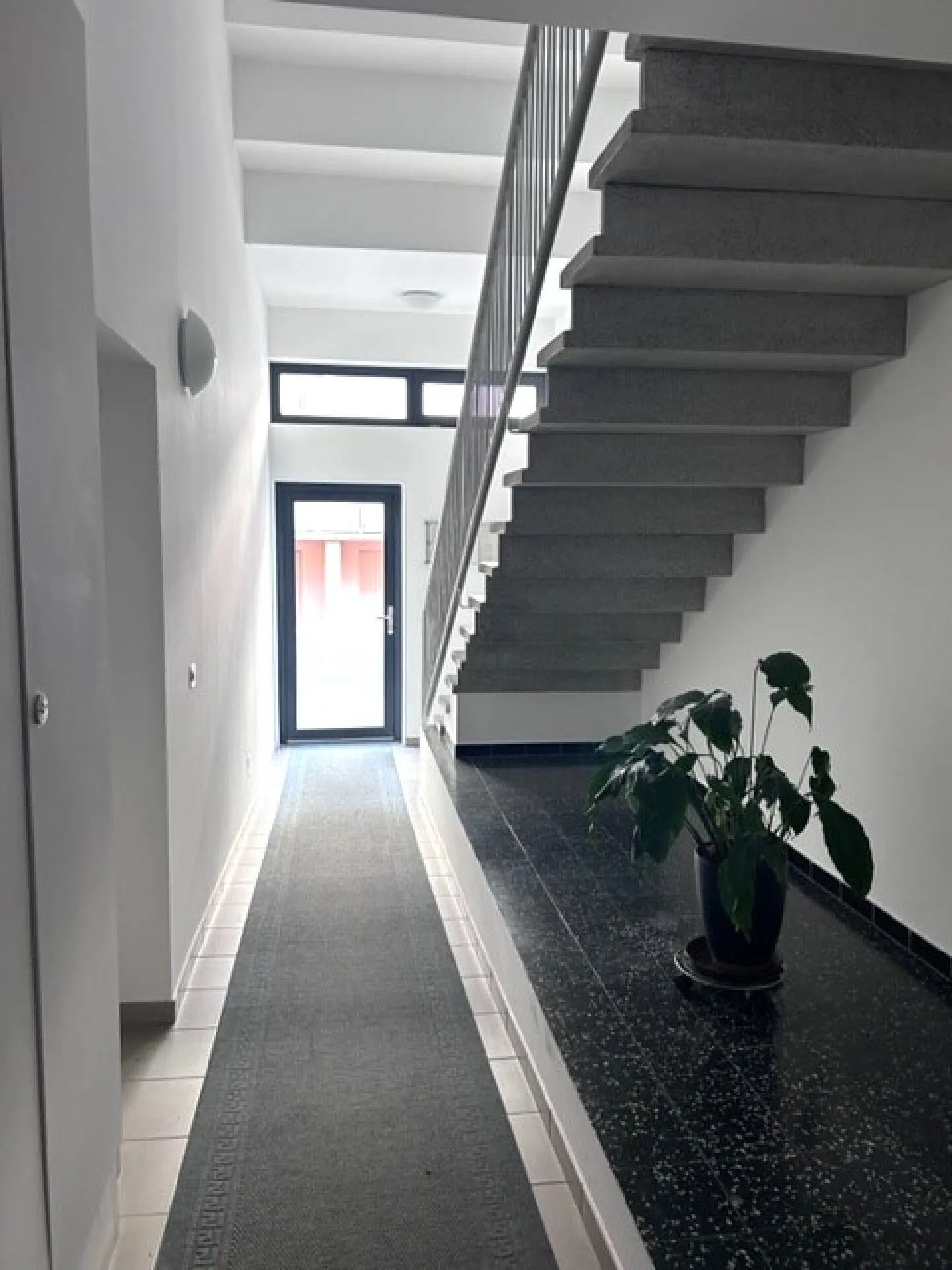 LUMINOSO E SPAZIOSO APPARTAMENTO DI 4.5 LOCALI COMPLETAMENTE RISTRUTTURATO - Foto 3 di 33