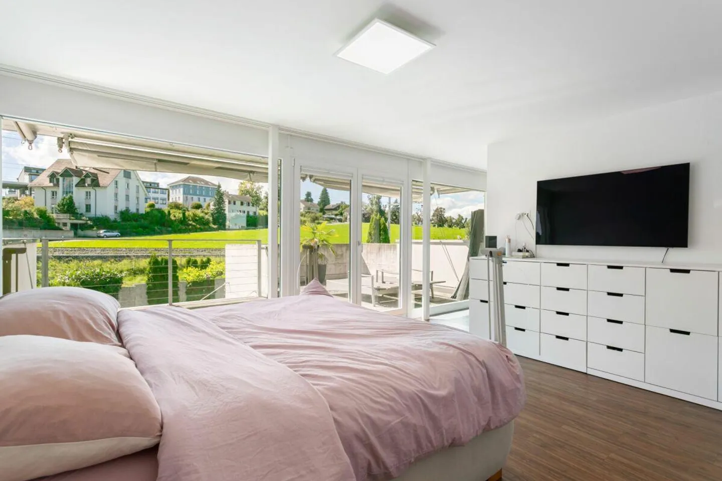 Moderna casa familiare con vista sul lago e giardino - Foto 14 di 30