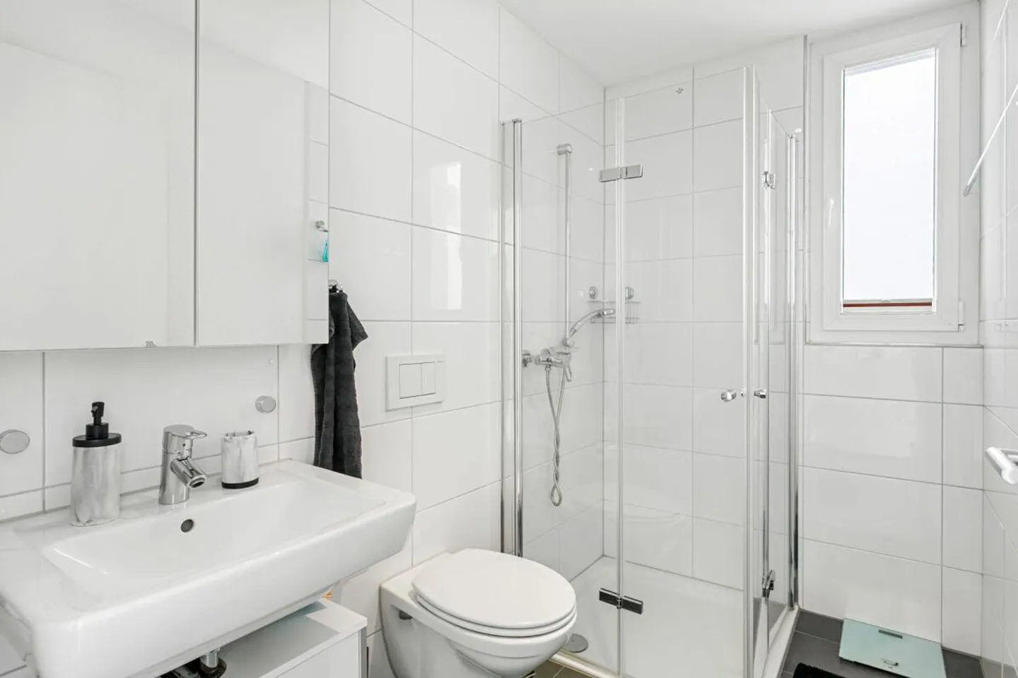 Moderna casa familiare con vista sul lago e giardino - Foto 19 di 30