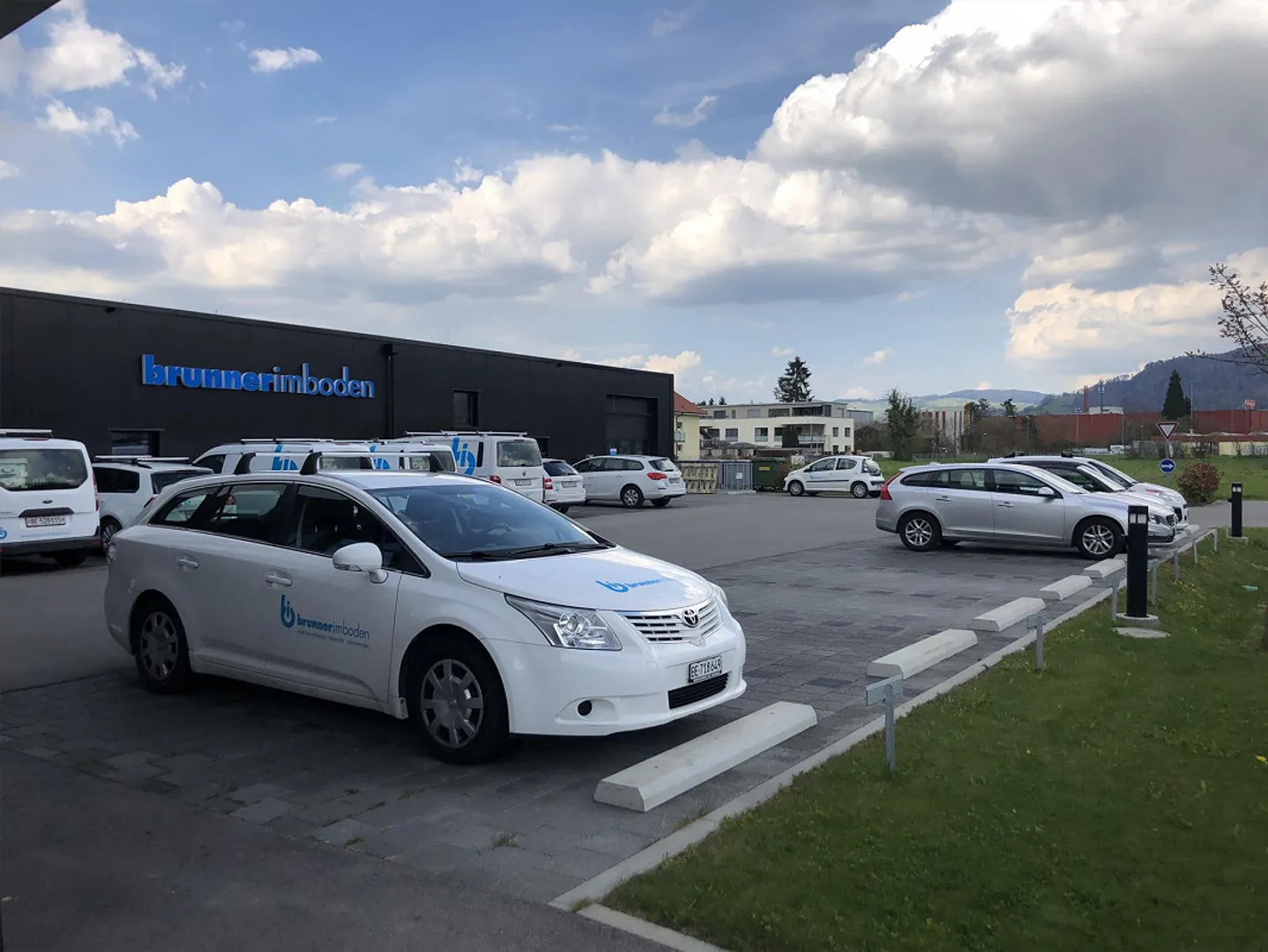 Il tuo nuovo luogo di lavoro sopra i tetti di Gwatt con panorama montano - Foto 8 di 8